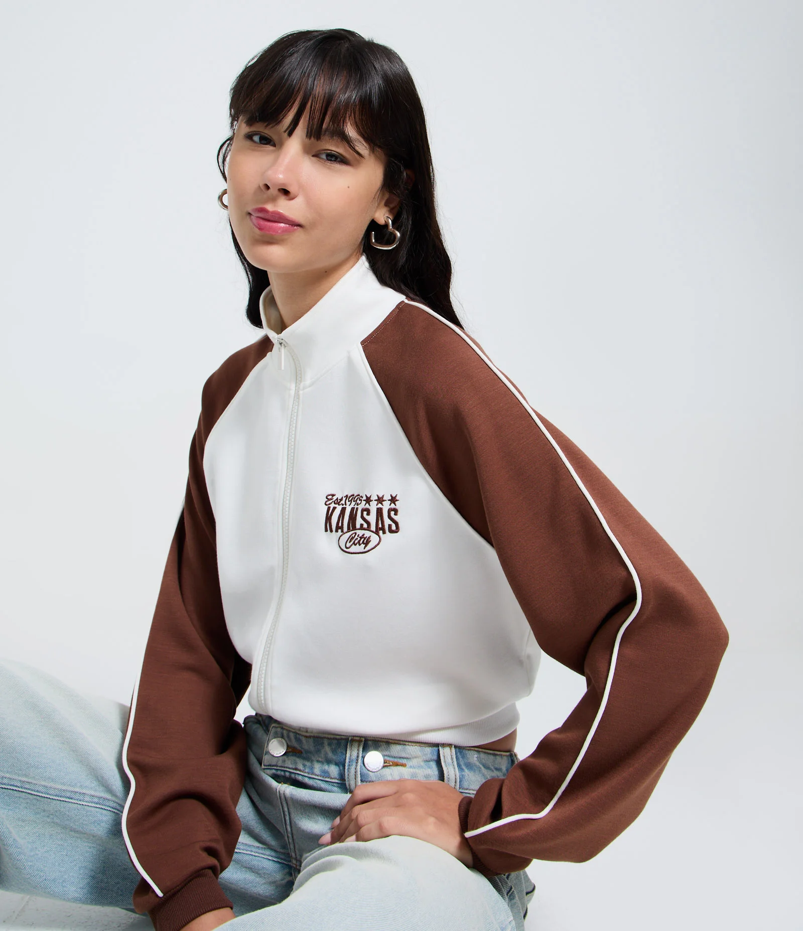 Casaco Moletom com Bordado Lettering e Mangas Contrastantes BrancoMarrom